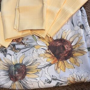 Sunflower Patterned Summer tablecloth in Yellow and White & 6 yelloww na…